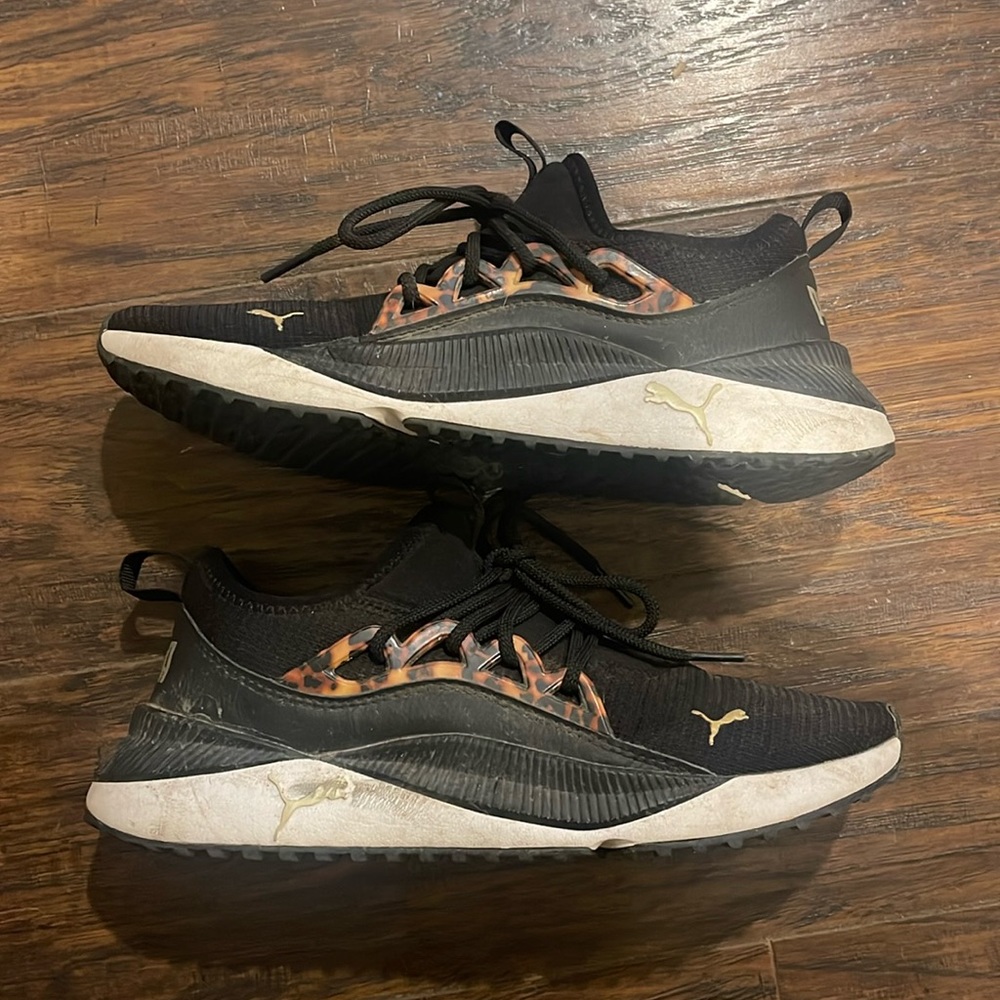 Puma women’s sneakers size 8 fits 7.5